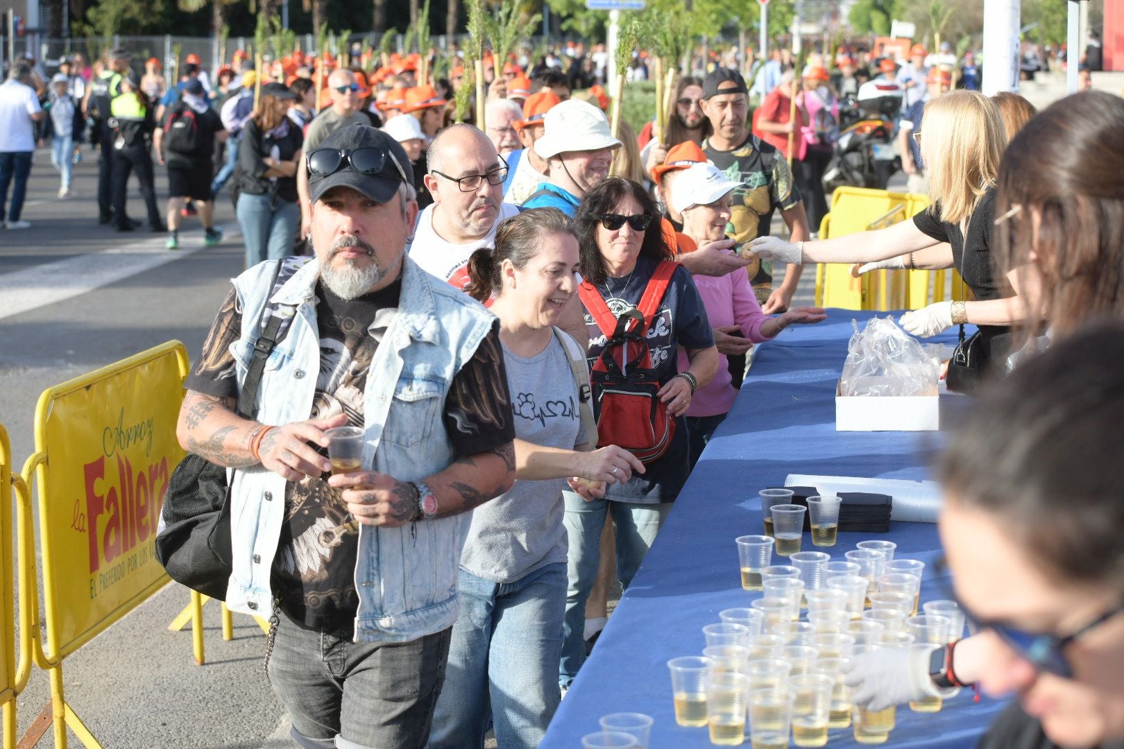 Búscate en las imágenes de la romería de la Santa Faz 2025