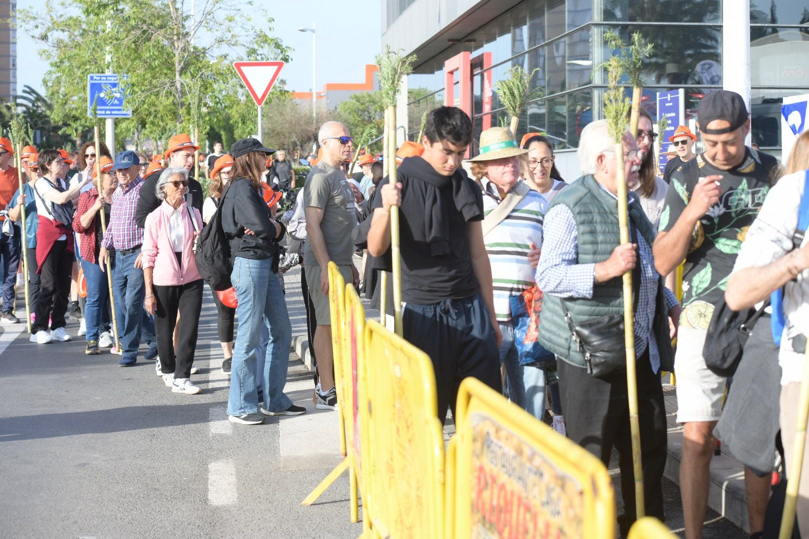 Búscate en las imágenes de la romería de la Santa Faz 2025