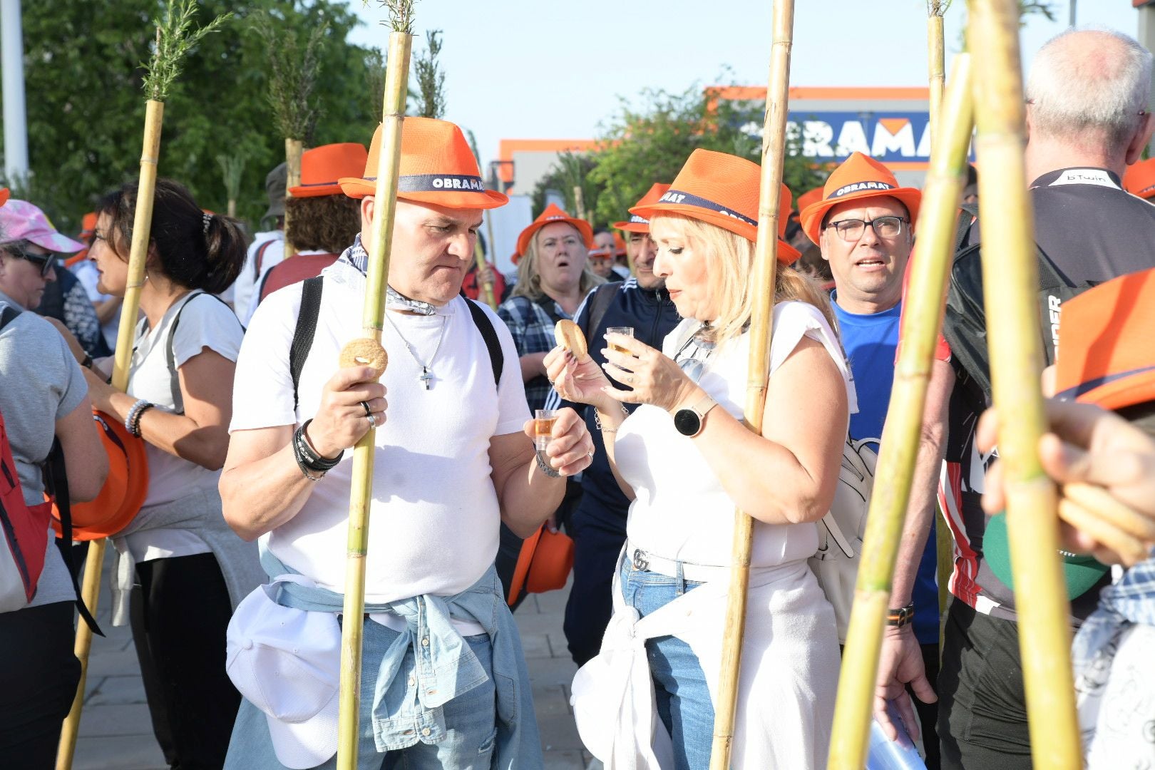 Búscate en las imágenes de la romería de la Santa Faz 2025