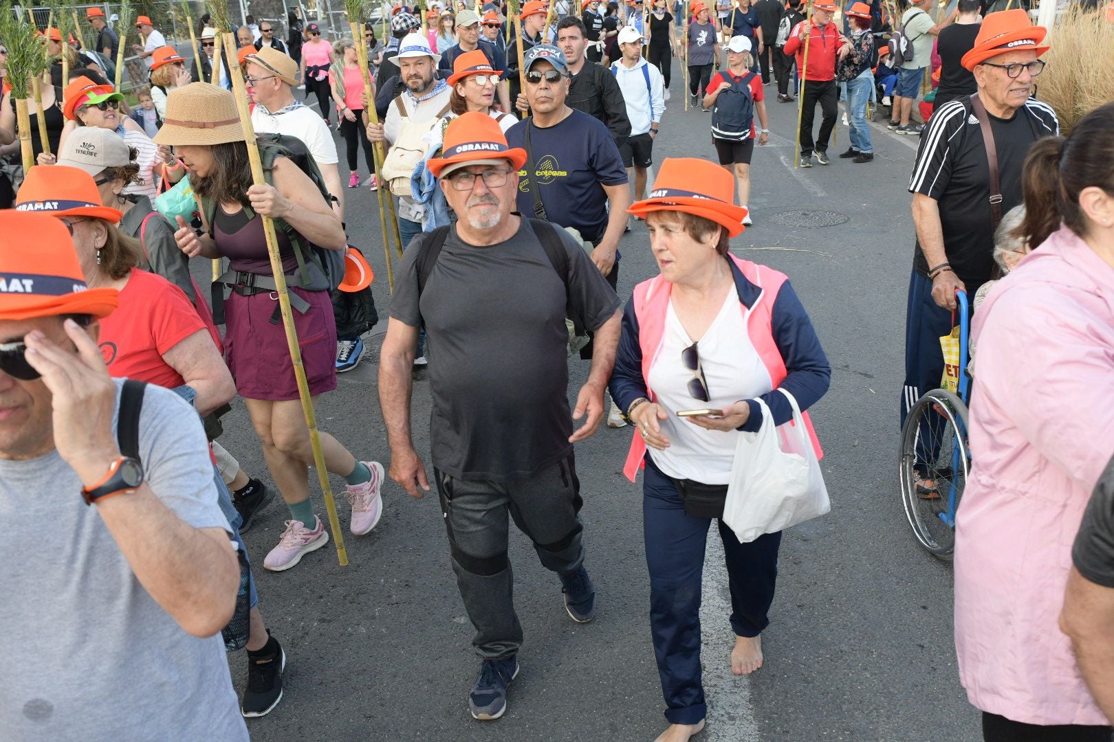 Búscate en las imágenes de la romería de la Santa Faz 2025