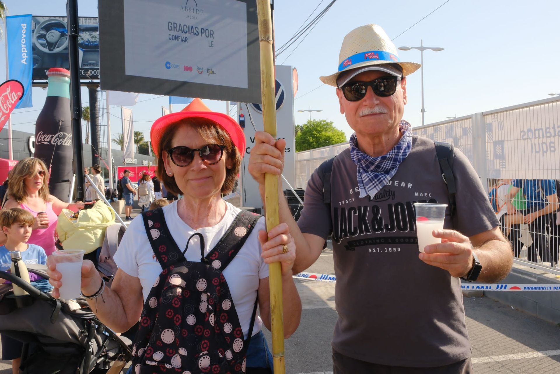 Búscate en las imágenes de la romería de la Santa Faz 2025