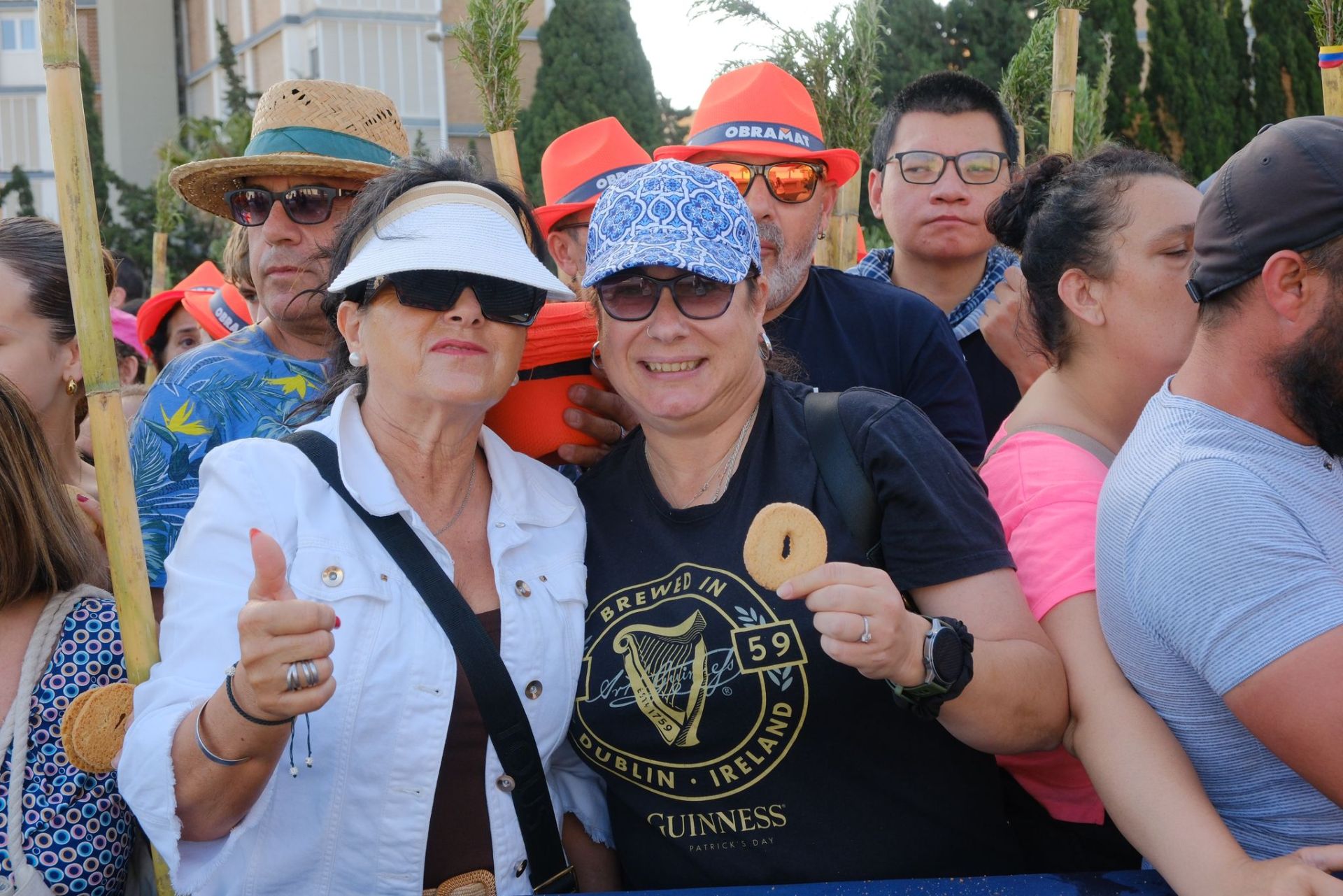 Búscate en las imágenes de la romería de la Santa Faz 2025