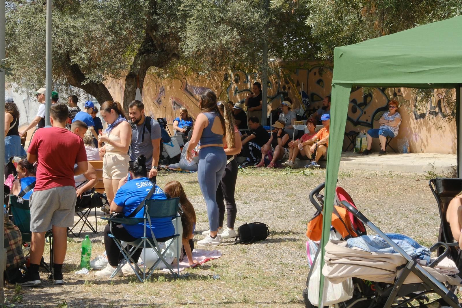 Búscate en las imágenes de la romería de la Santa Faz 2025
