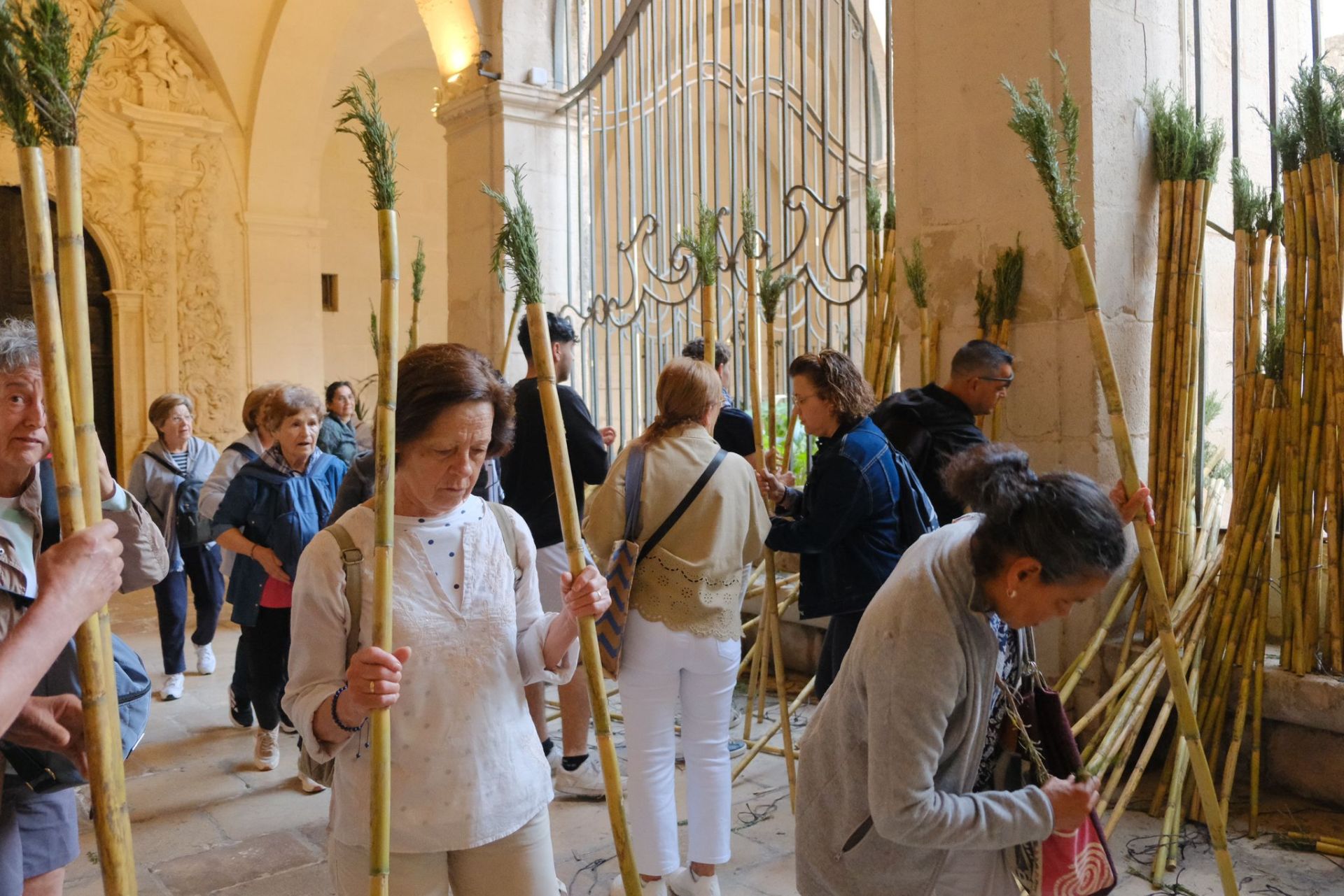Búscate en las imágenes de la romería de la Santa Faz 2025