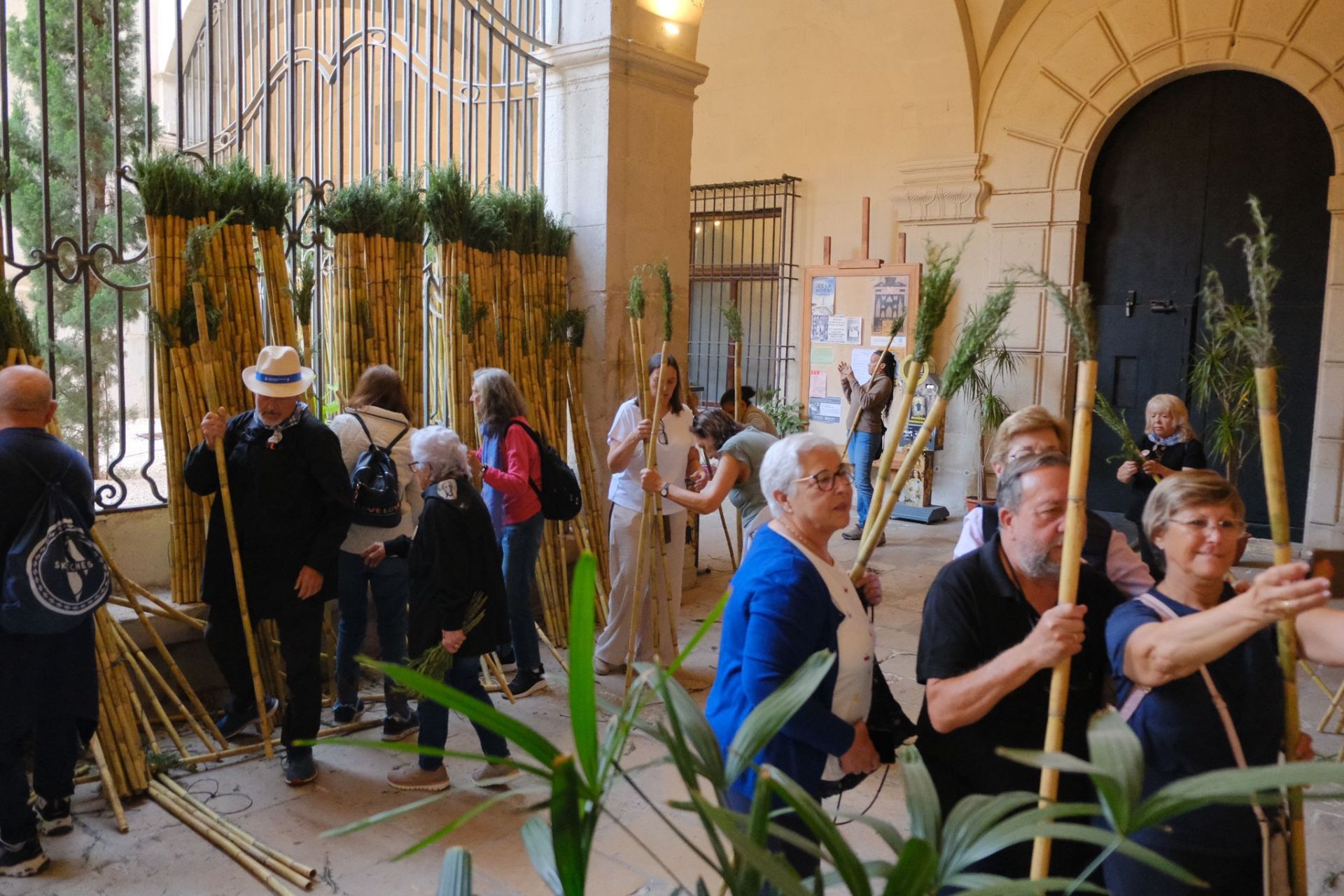 Búscate en las imágenes de la romería de la Santa Faz 2025