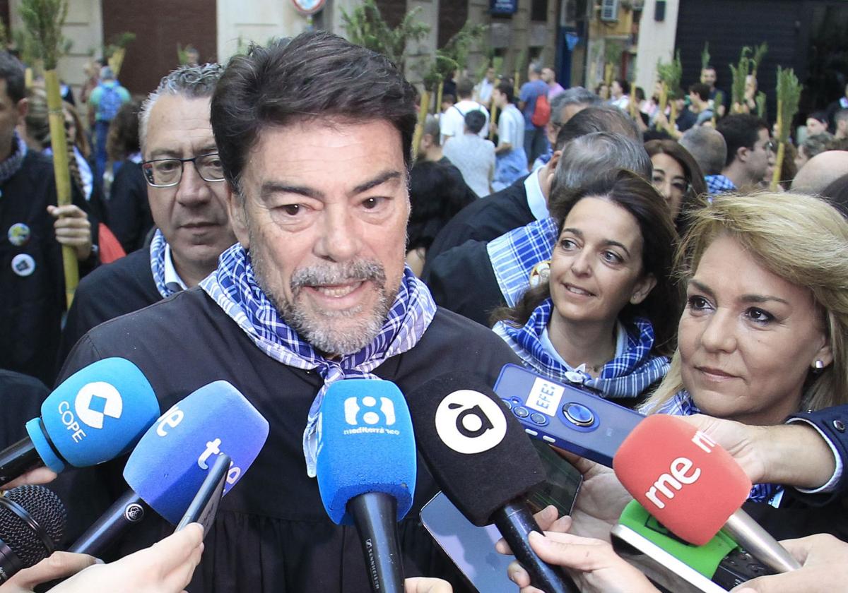Barcala exige que se «respeten» las plantillas y oficinas de Alicante tras la decisión de la CNMC sobre la OPA de BBVA