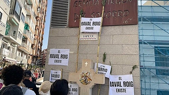 Monolito de la Santa Faz empapelado al paso de la romería.