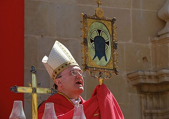 El obispo de Orihuela-Alicante, José Ignacio Munilla, alza la Faz Divina durante la eucaristía.