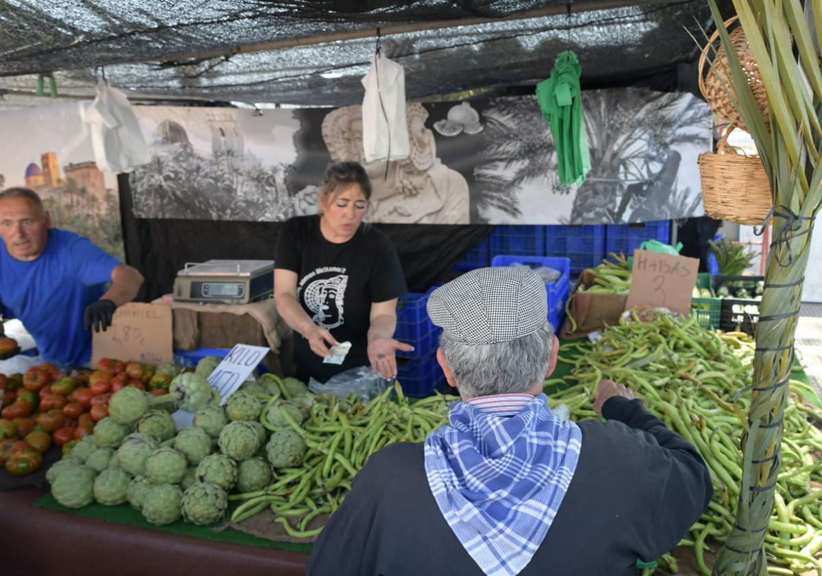 Imagen principal - Almendras garrapiñadas, estampitas y caña de azúcar: lo tradicional sigue triunfando en el mercadillo de Santa Faz
