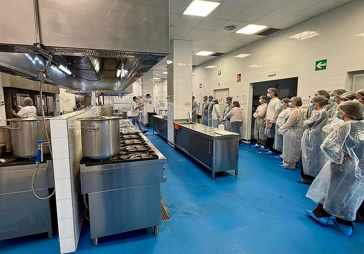 Visita de alumnos a las cocinas del Hospital General de Alicante.