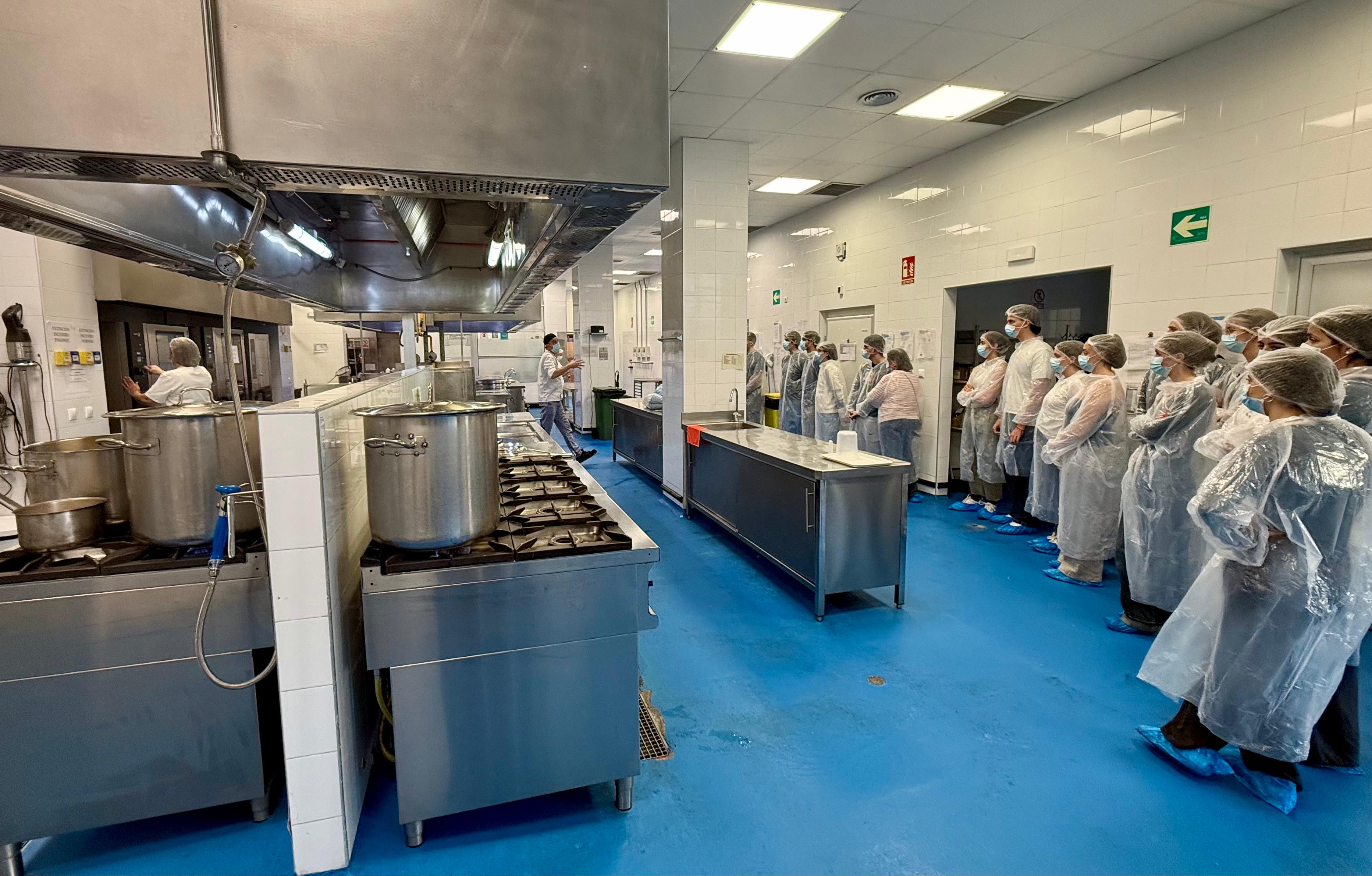 The Kitchen of Doctor Balmis Hospital in Alicante Reveals Its Secrets to 60 Gastronomy Students from UA
