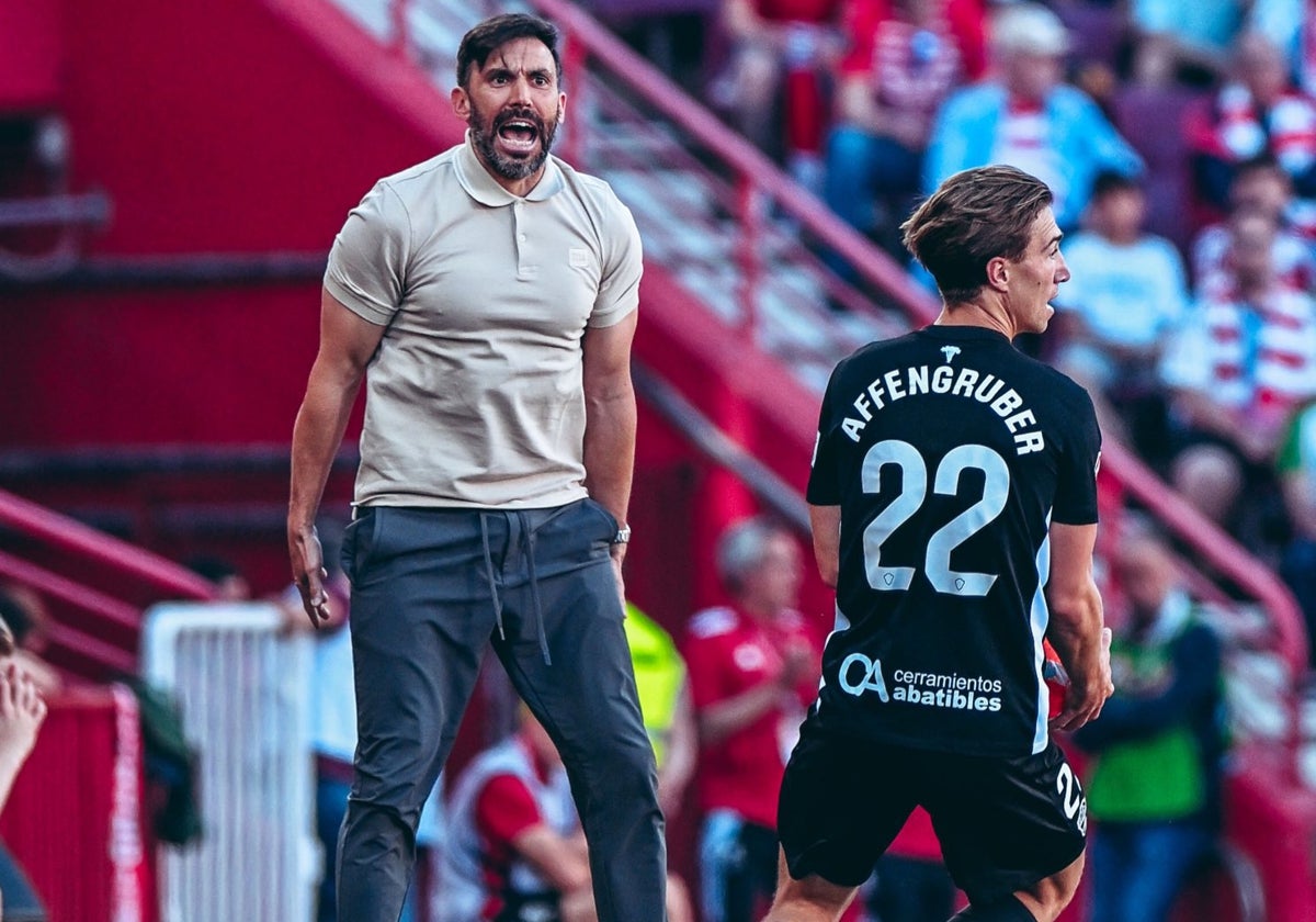 Eder Sarabia gives instructions during the last match against Granada.