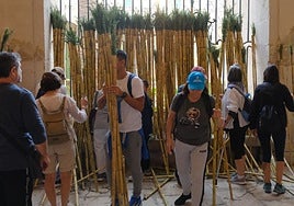 Los peregrinos recogen las cañas en la concatedral de San Nicolás.