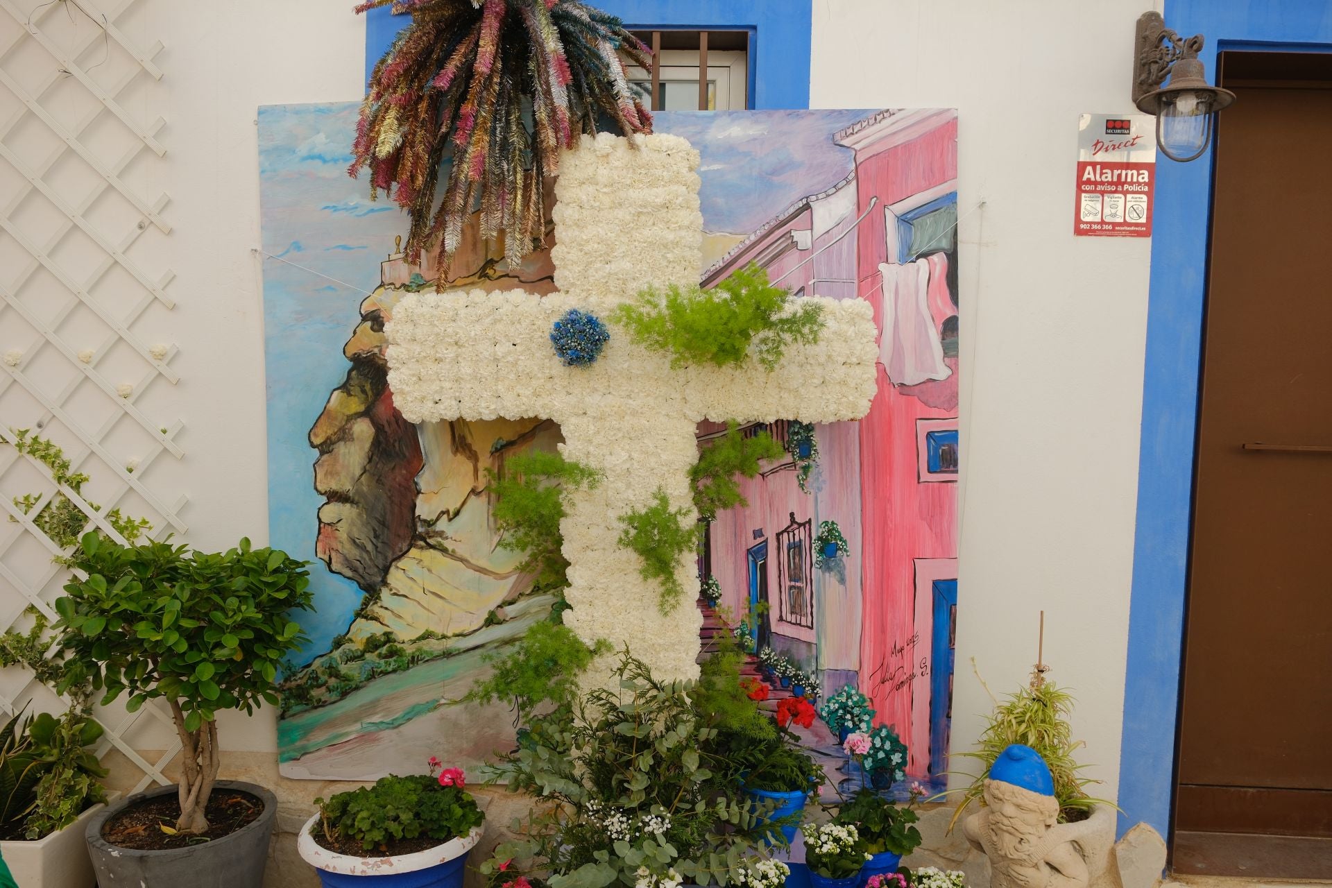 Las Cruces de Mayo llenan de flores Santa Cruz de Alicante