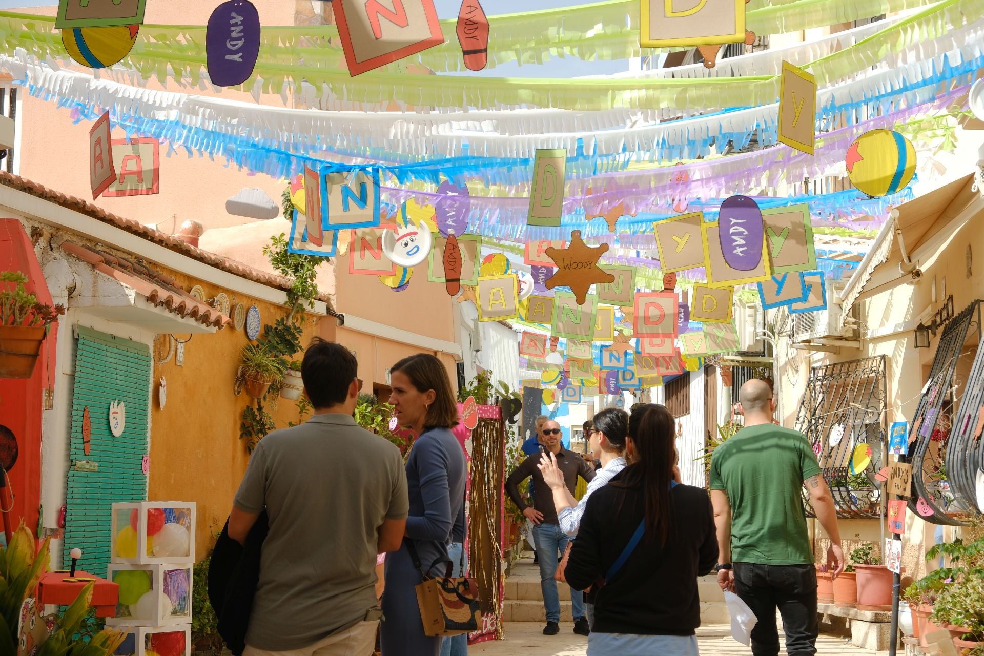 Las Cruces de Mayo llenan de flores Santa Cruz de Alicante
