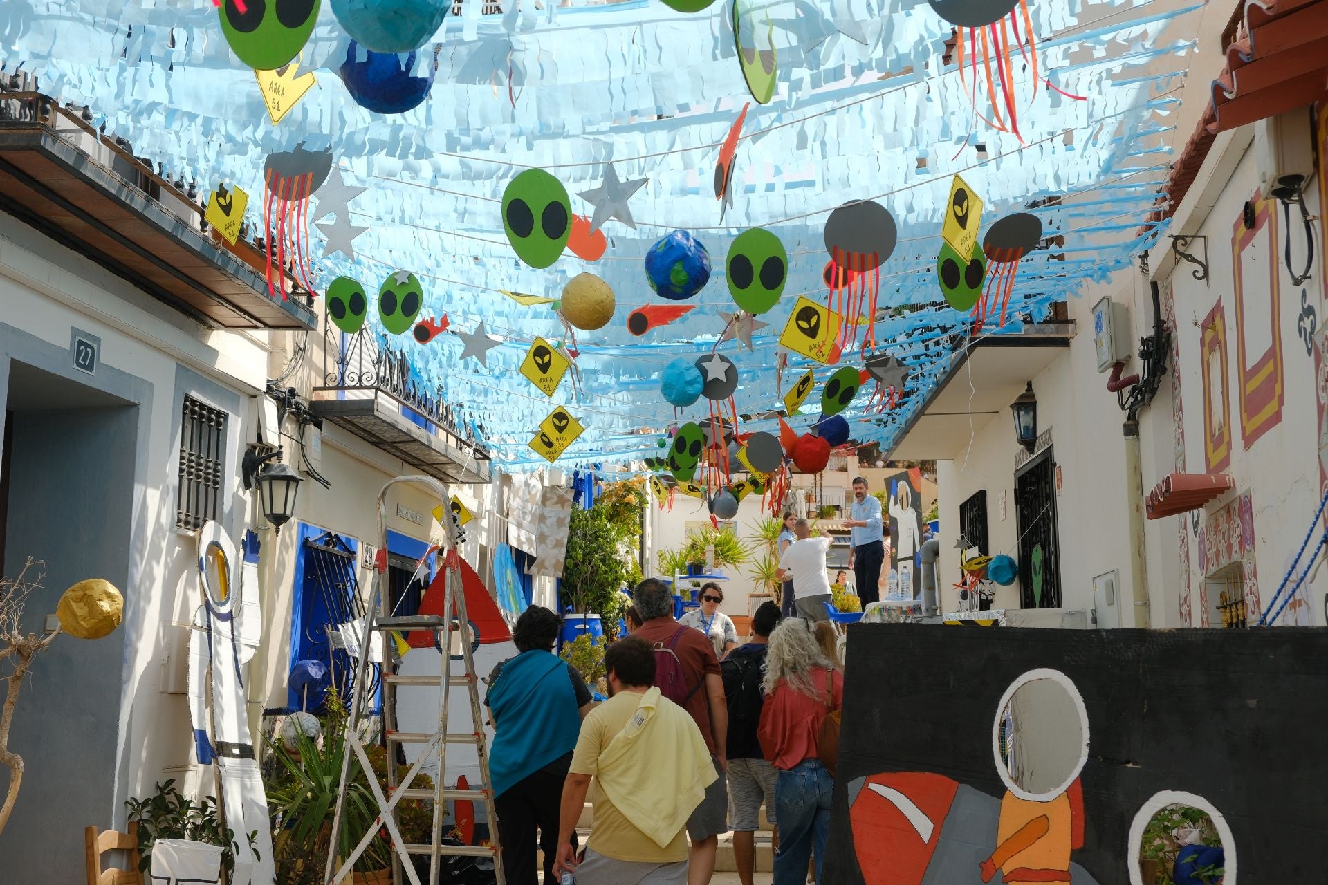 Las Cruces de Mayo llenan de flores Santa Cruz de Alicante