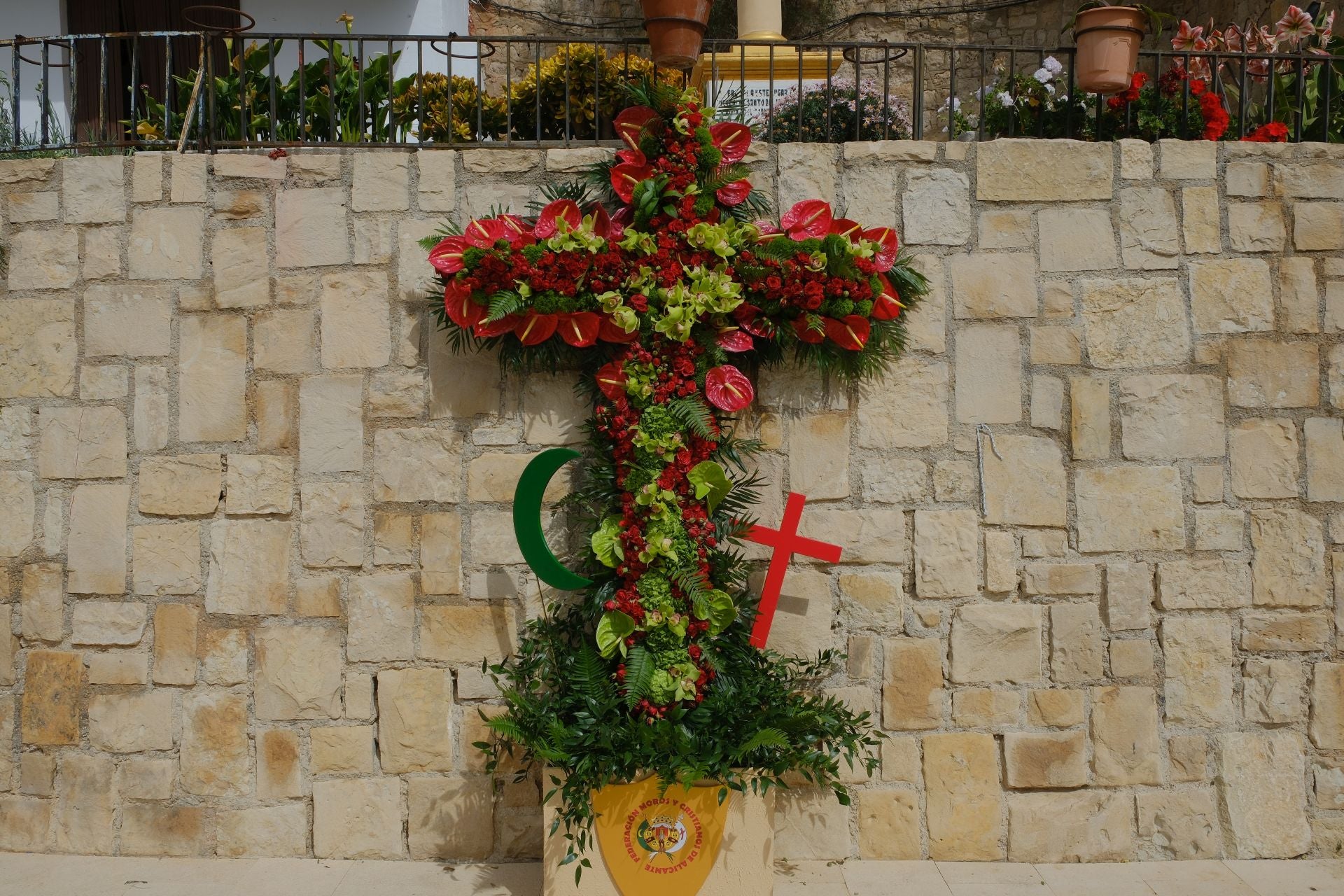 Las Cruces de Mayo llenan de flores Santa Cruz de Alicante