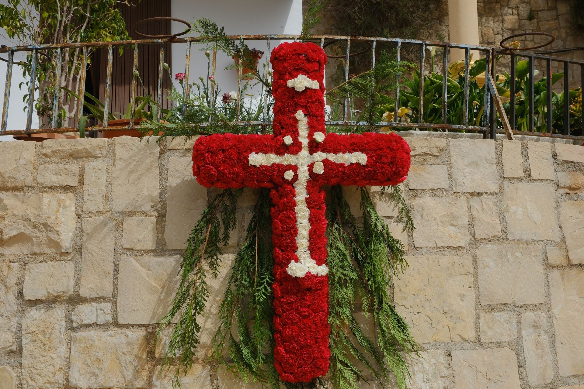 Las Cruces de Mayo llenan de flores Santa Cruz de Alicante