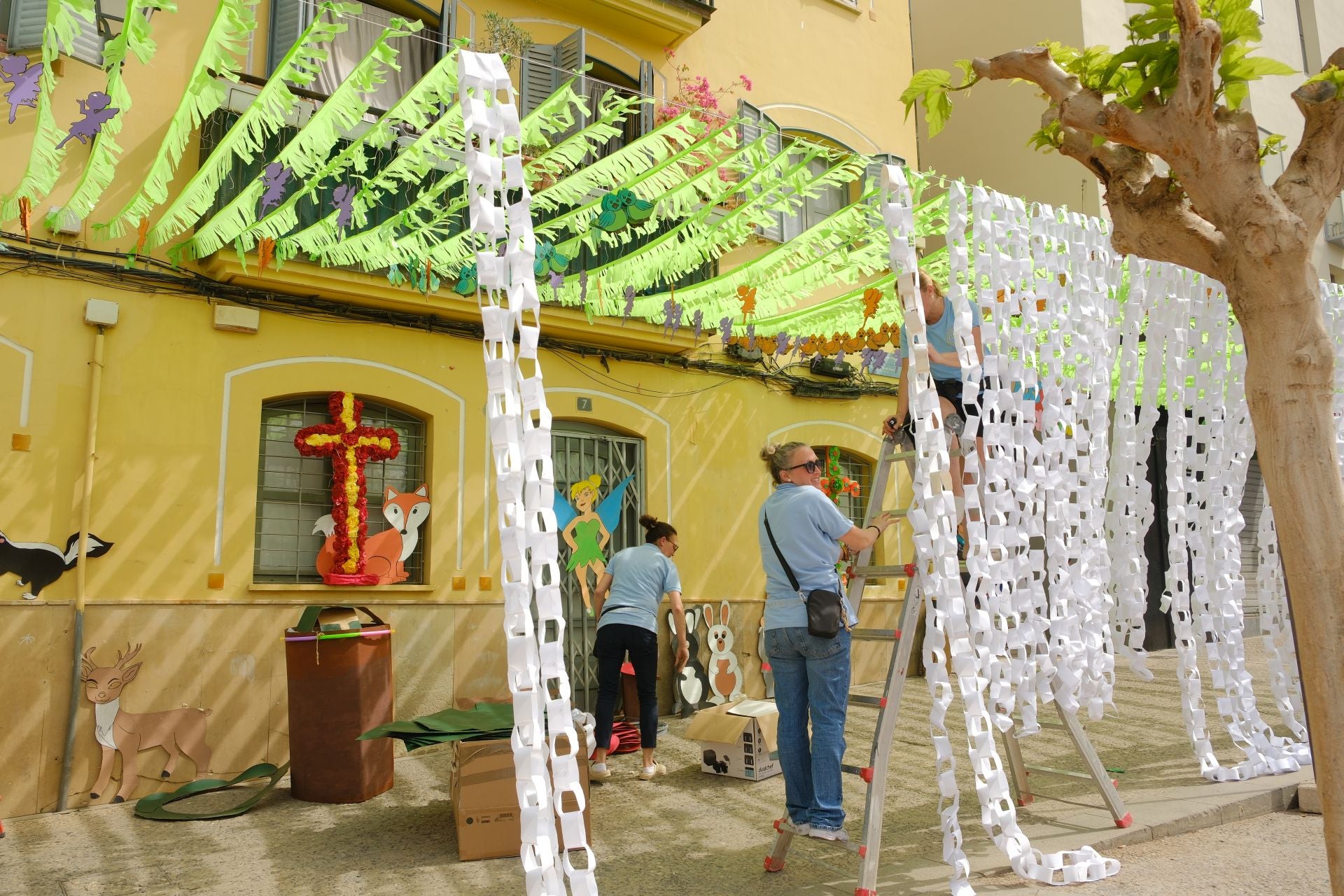 Las Cruces de Mayo llenan de flores Santa Cruz de Alicante