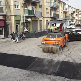 Trabajos de mejora del asfalto en Villena.