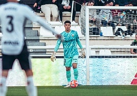 Matías Dituro ha sido fundamental en la primera parte con una doble parada en un mano a mano con Álex.