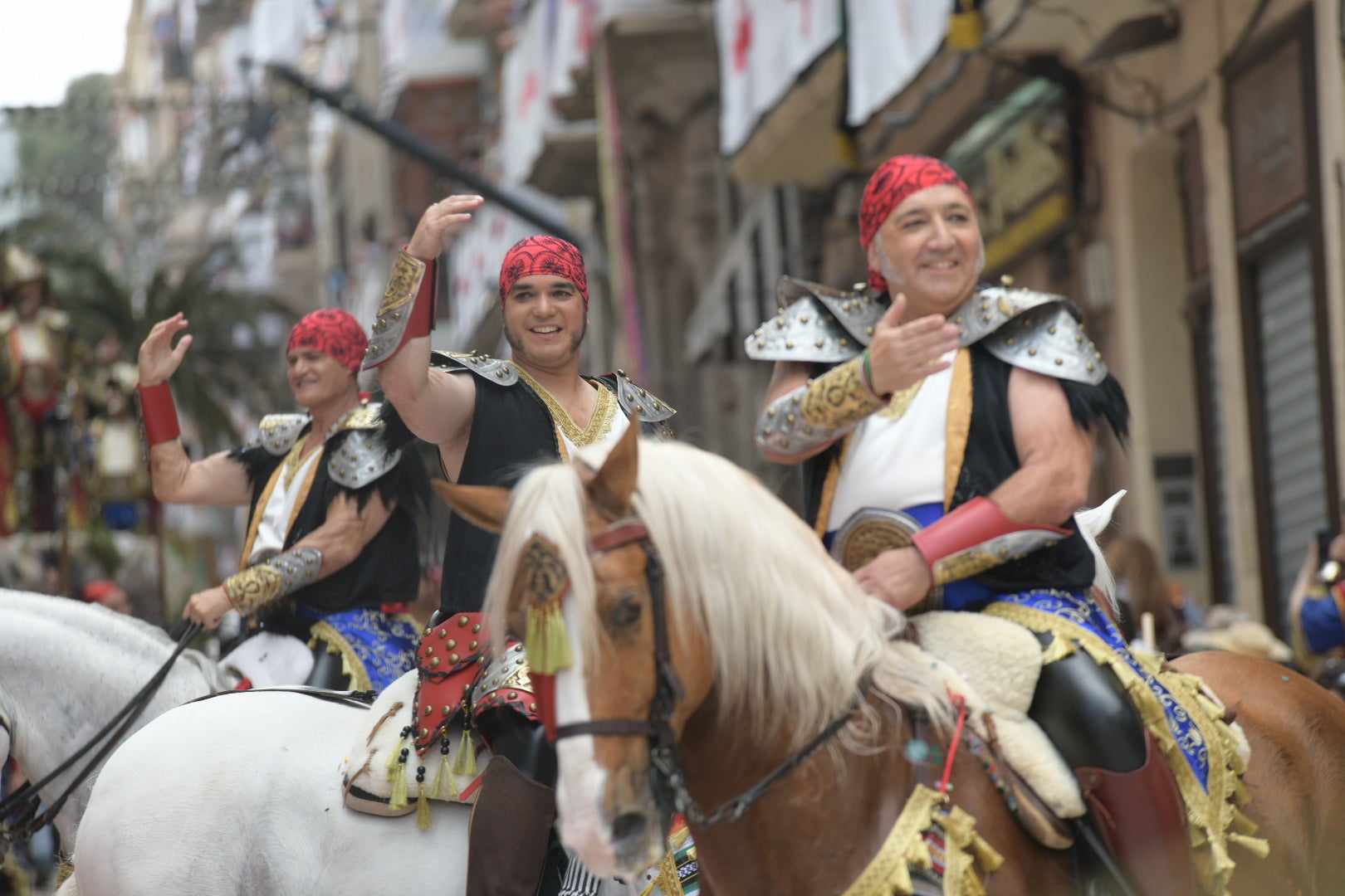 Los contrabandistas culminan la Entrada cristiana de Alcoi