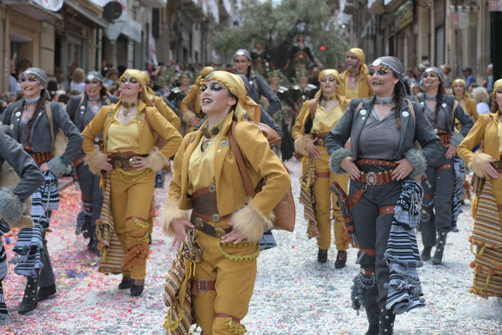 Los contrabandistas culminan la Entrada cristiana de Alcoi