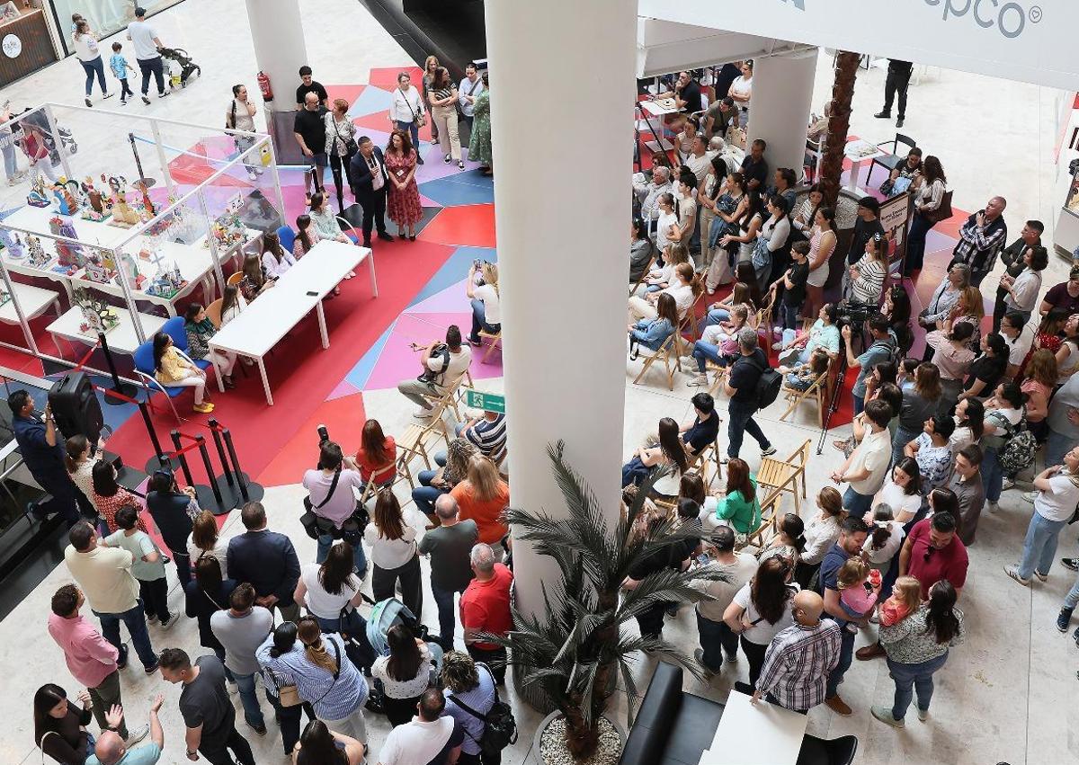 Imagen secundaria 1 - Primeros actos de la nueva bellea del foc infantil.