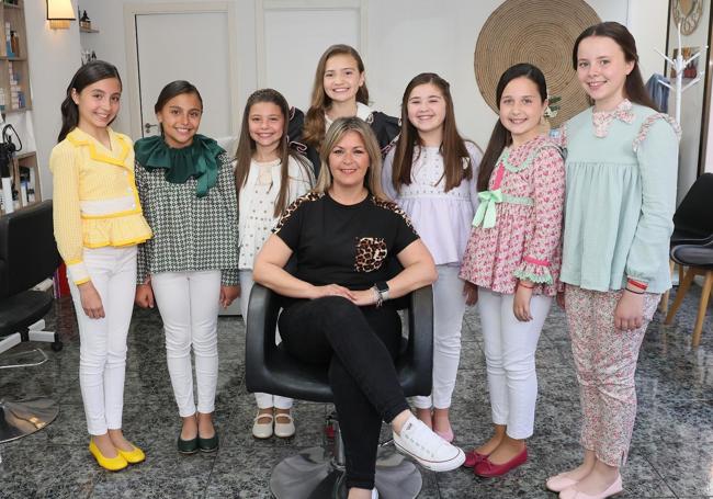 La bellea del foc infantil y sus dames d'honor junto a Irene Villaescusa.