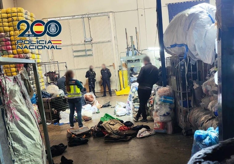 Los agentes, en el almacén de ropa usada.
