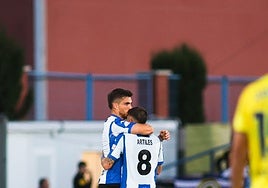 Coscia y Artiles se abrazan después de marcar el tanto del empate en Villarreal.