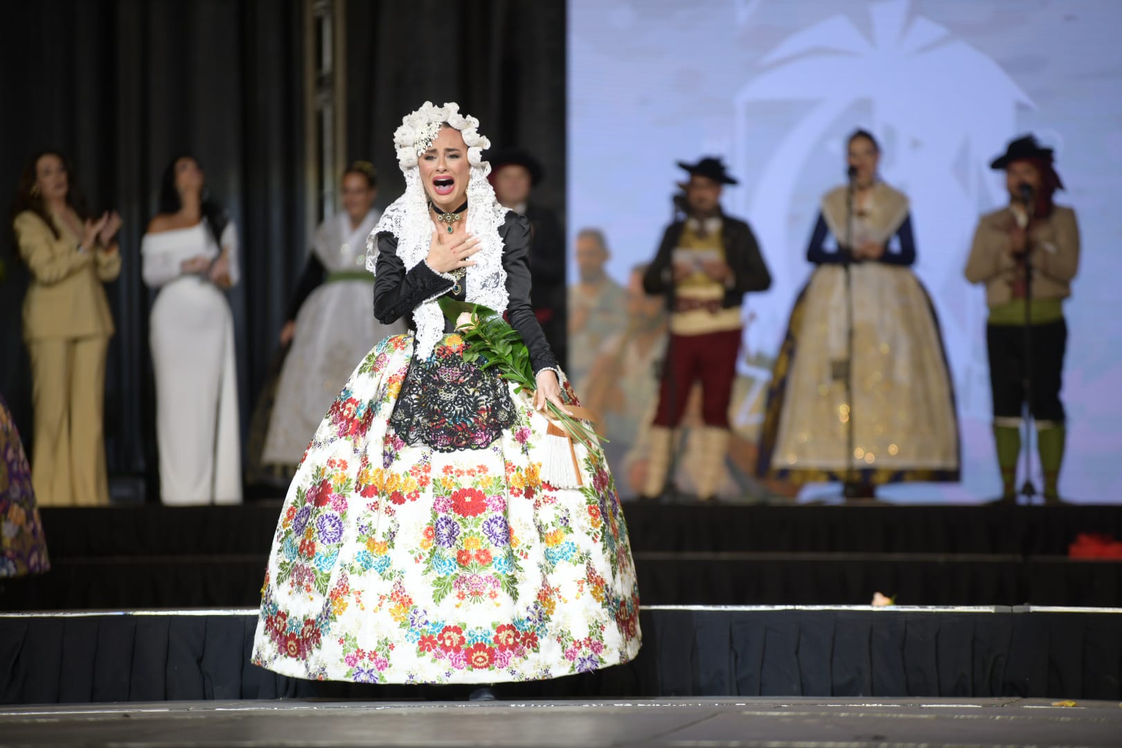 Paula Nicolás Linares muestra su emoción en el escenario.