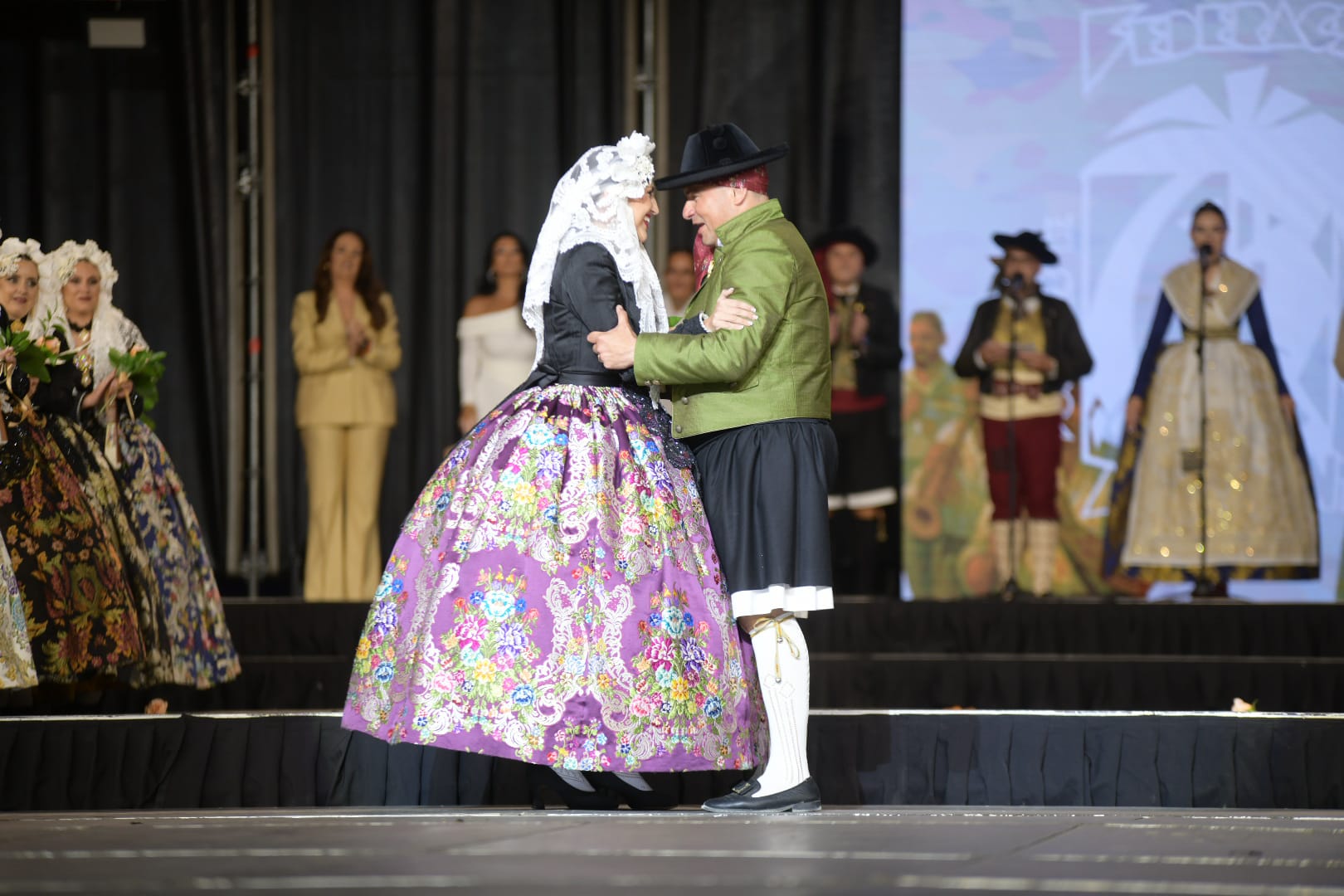El presidente de la Federació, David Olivares, felicita a la nueva bellea del foc.