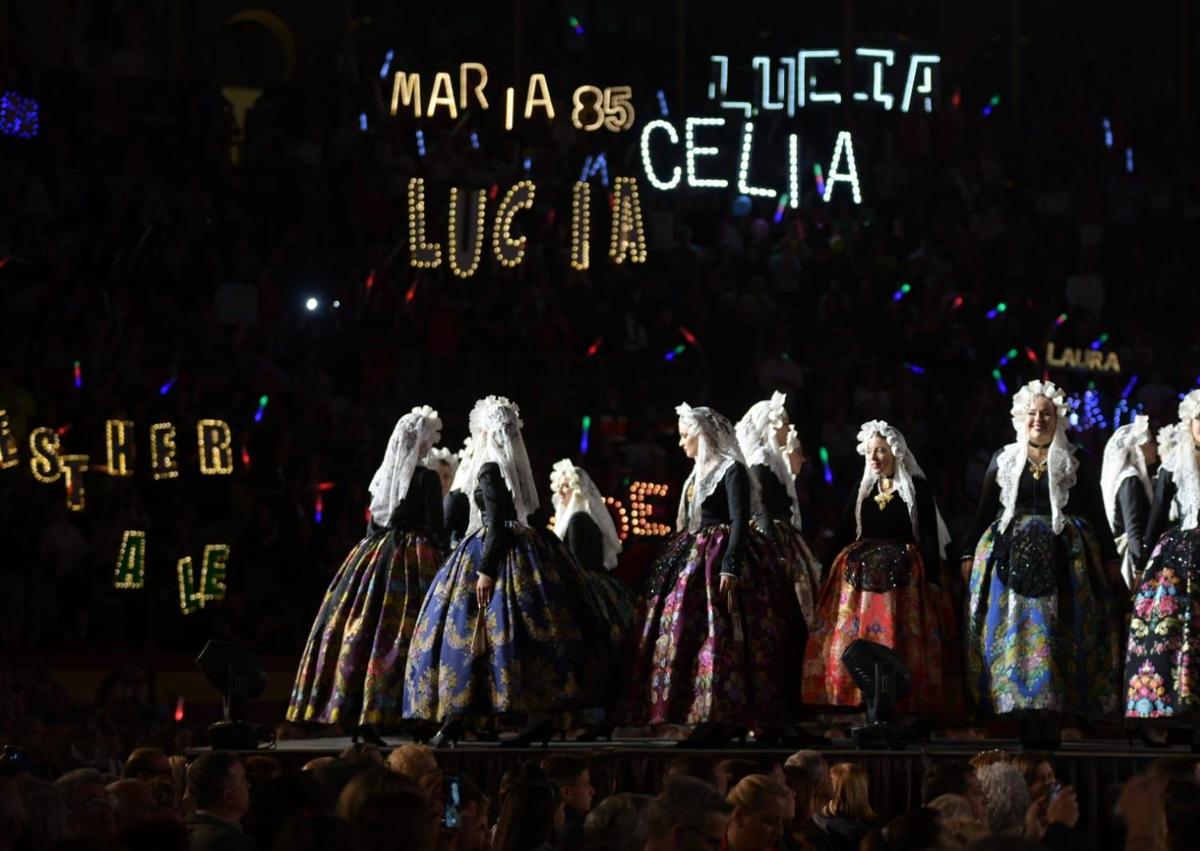 Imagen secundaria 1 - Varios momentos de la elección de la bellea del foc.