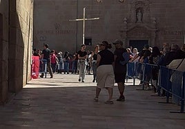 Colas para ver el monasterio de la Santa Faz, este domingo.
