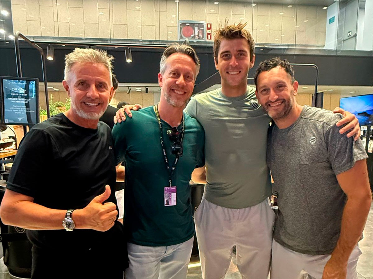 The UMH researcher, alongside some of the players.