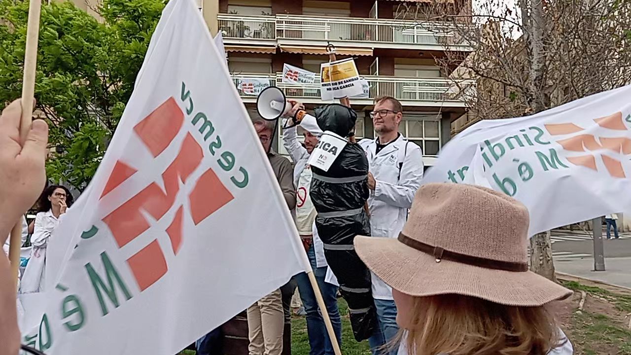 Los médicos de Alicante vuelven a las calles y siguen amenazando con ir a la huelga
