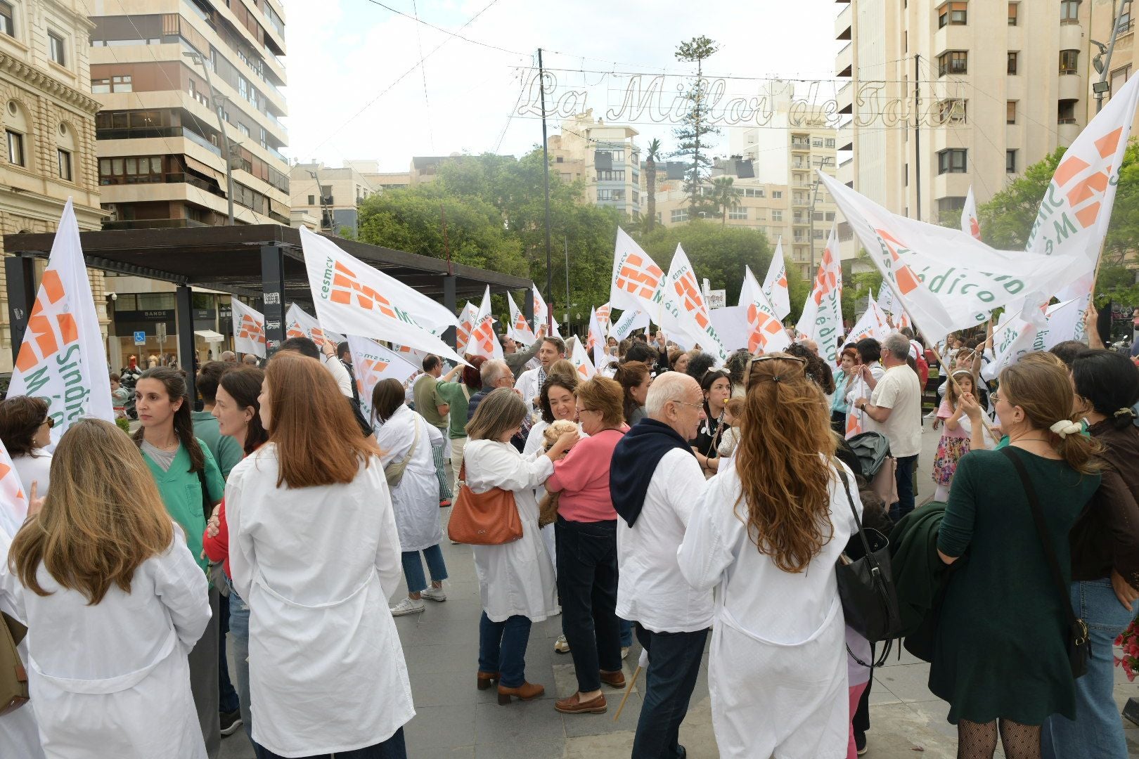 Los médicos de Alicante vuelven a las calles y siguen amenazando con ir a la huelga