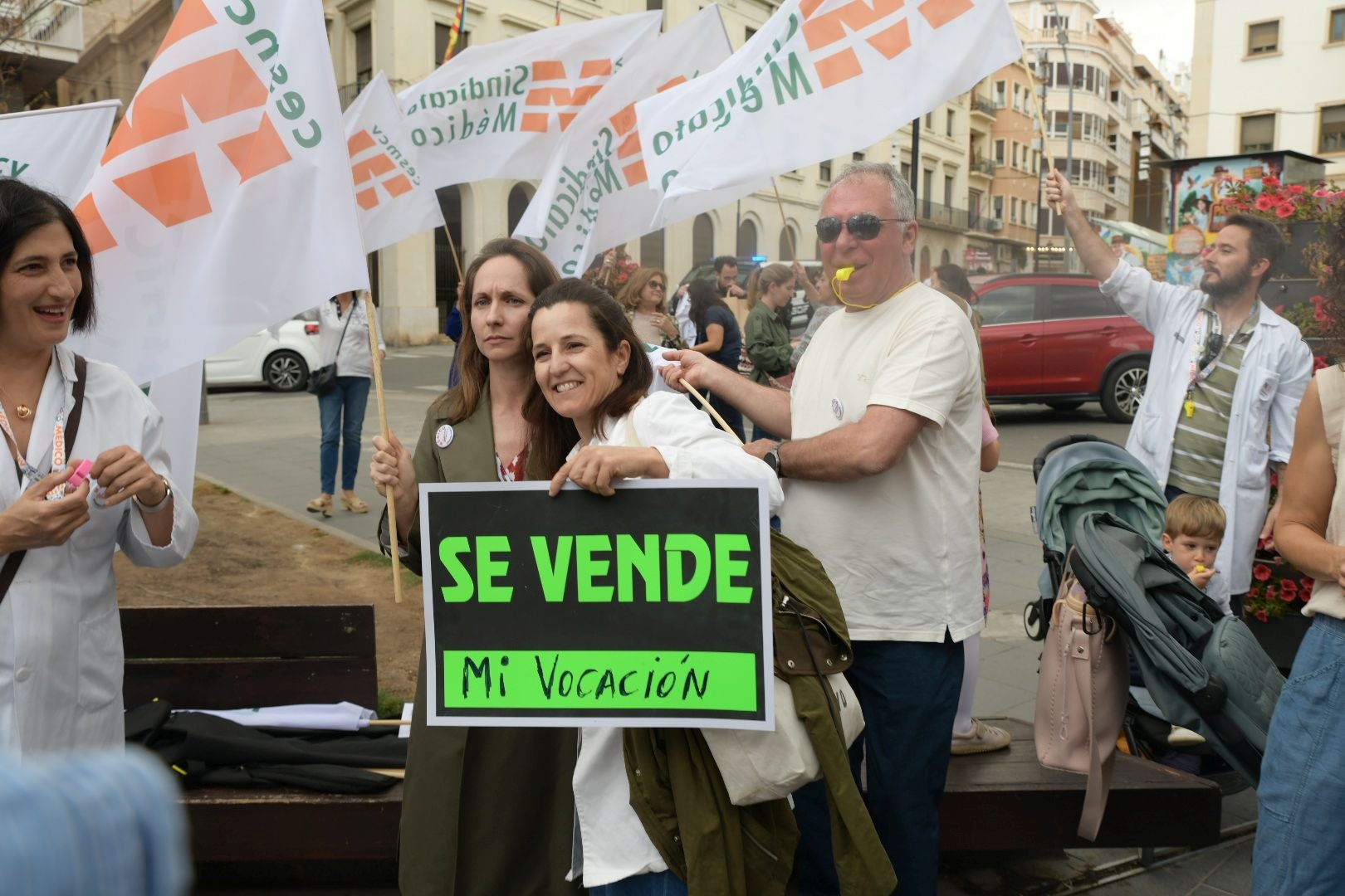Los médicos de Alicante vuelven a las calles y siguen amenazando con ir a la huelga