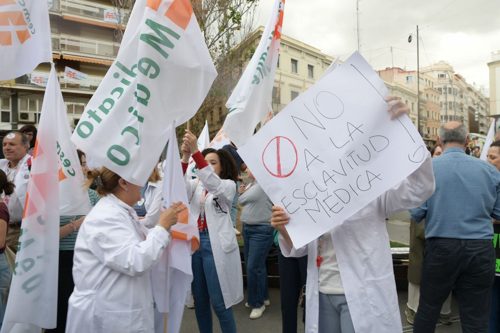 Los médicos de Alicante vuelven a las calles y siguen amenazando con ir a la huelga