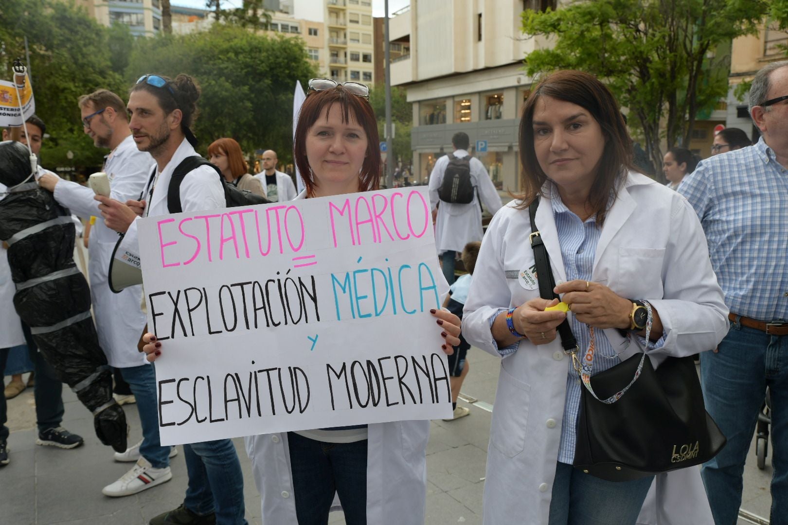 Los médicos de Alicante vuelven a las calles y siguen amenazando con ir a la huelga