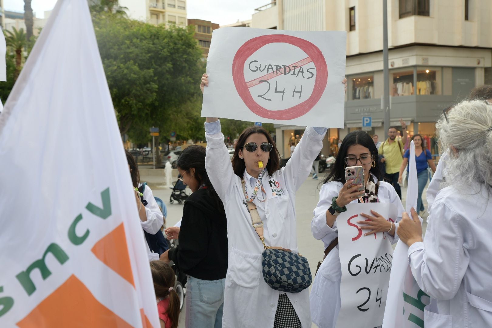 Los médicos de Alicante vuelven a las calles y siguen amenazando con ir a la huelga