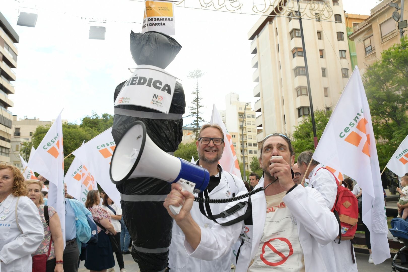 Los médicos de Alicante vuelven a las calles y siguen amenazando con ir a la huelga