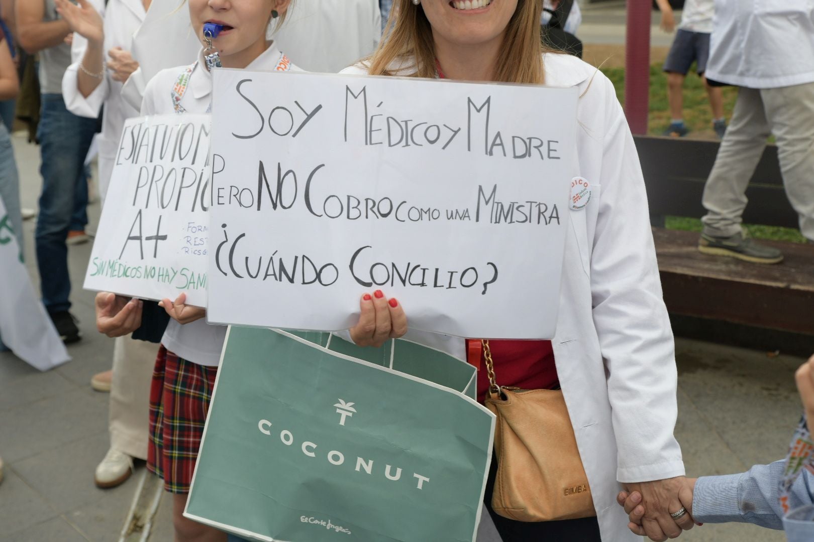 Los médicos de Alicante vuelven a las calles y siguen amenazando con ir a la huelga
