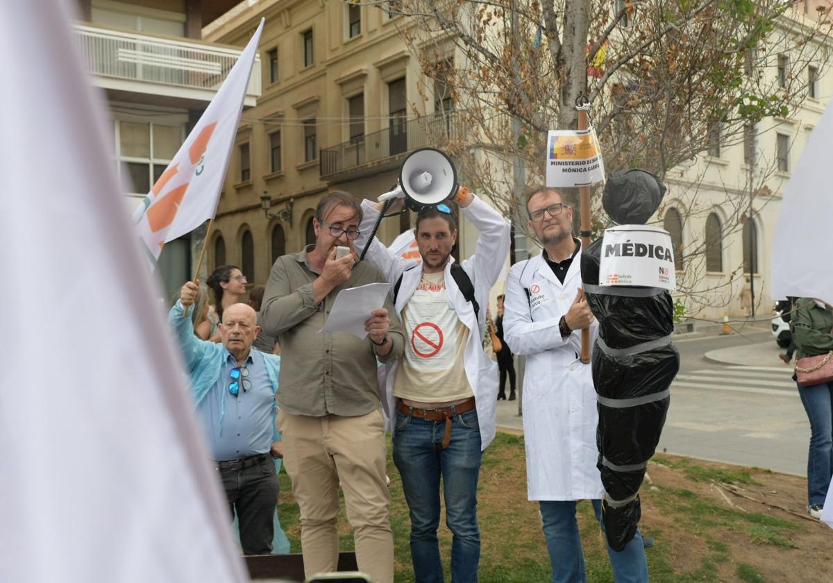 Los médicos de Alicante vuelven a las calles y siguen amenazando con ir a la huelga