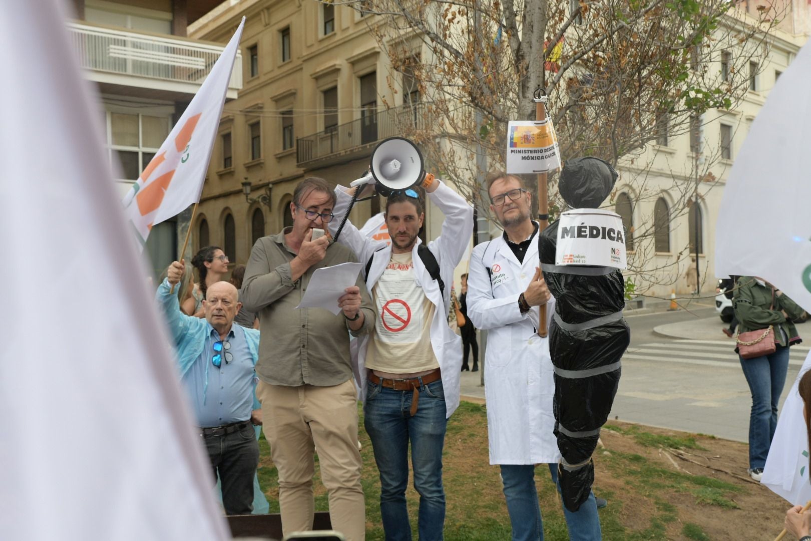 Los médicos de Alicante vuelven a las calles y siguen amenazando con ir a la huelga