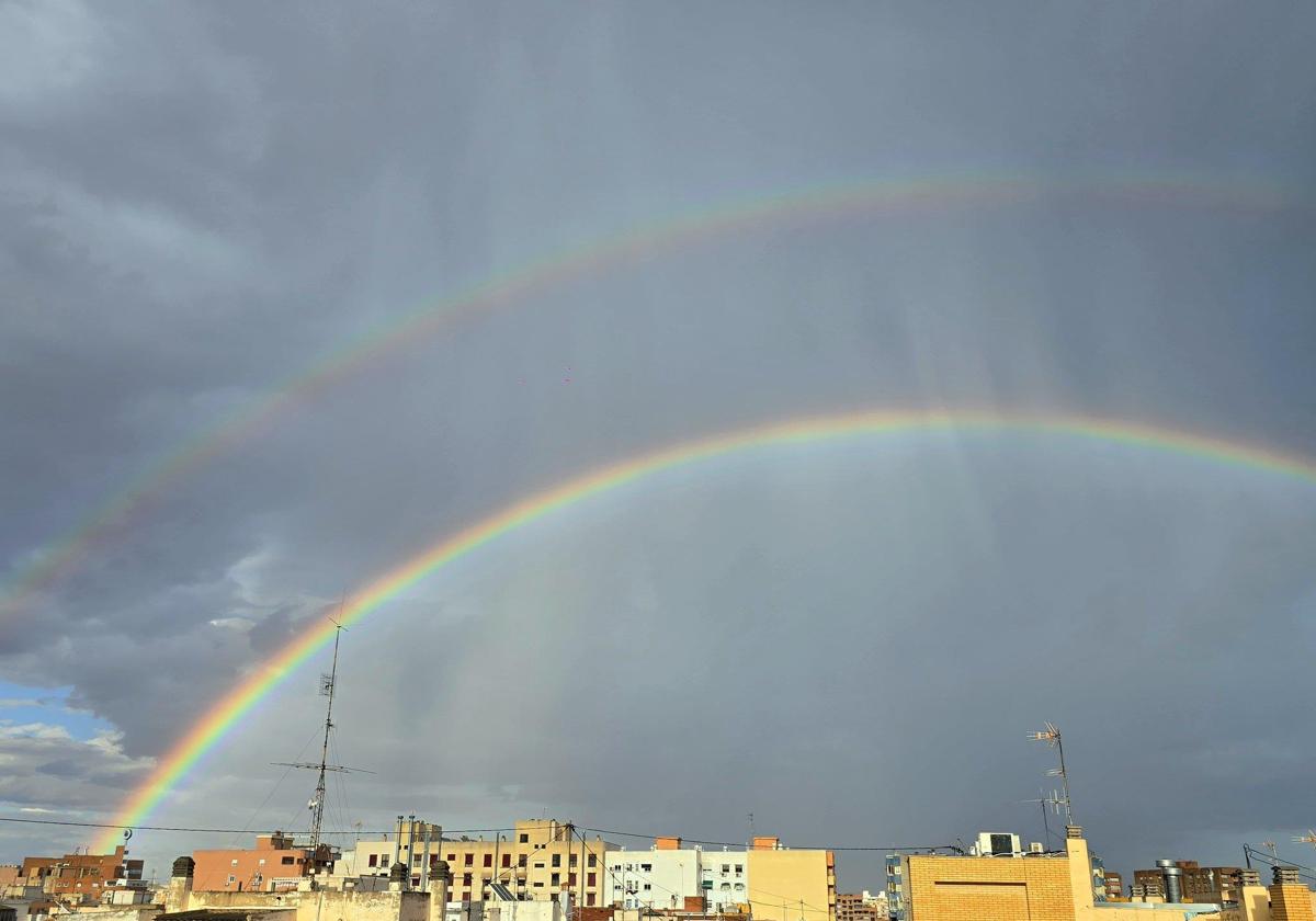 Un doble arcoíris reluce en Alicante tras una tarde de chaparrones