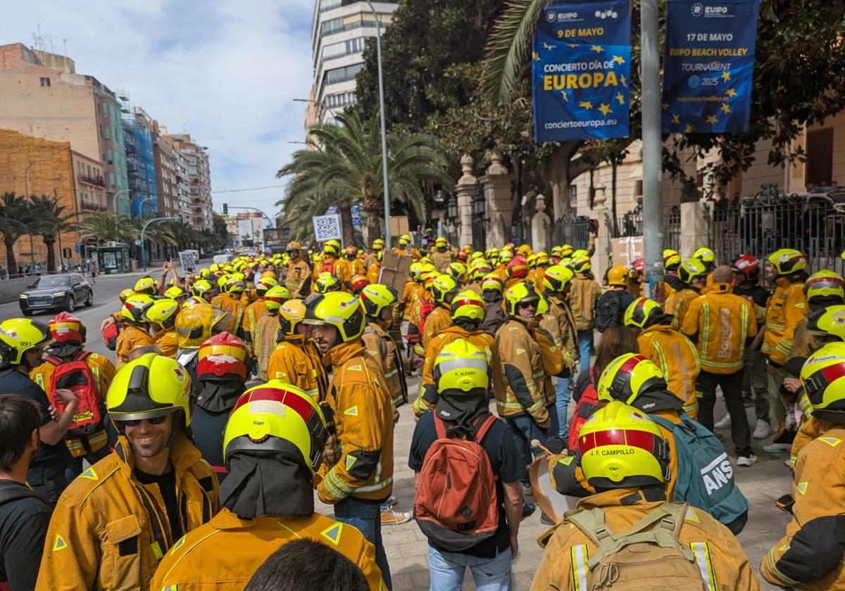 Los bomberos protestan frente a la Diputación de Alicante para exigir mejoras urgentes en el servicio
