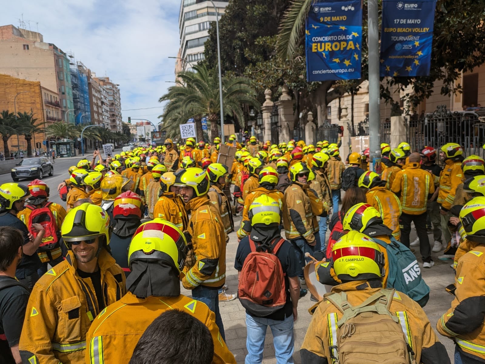Los bomberos protestan frente a la Diputación de Alicante para exigir mejoras urgentes en el servicio