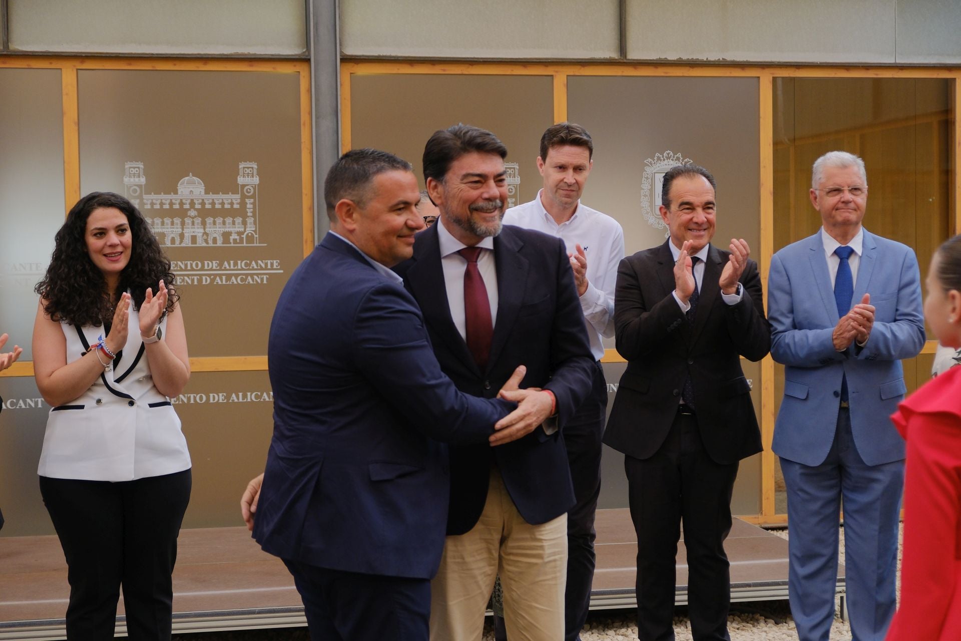 La recepción oficial del Ayuntamiento de Alicante a las belleas del foc y dames d&#039;honor, en imágenes